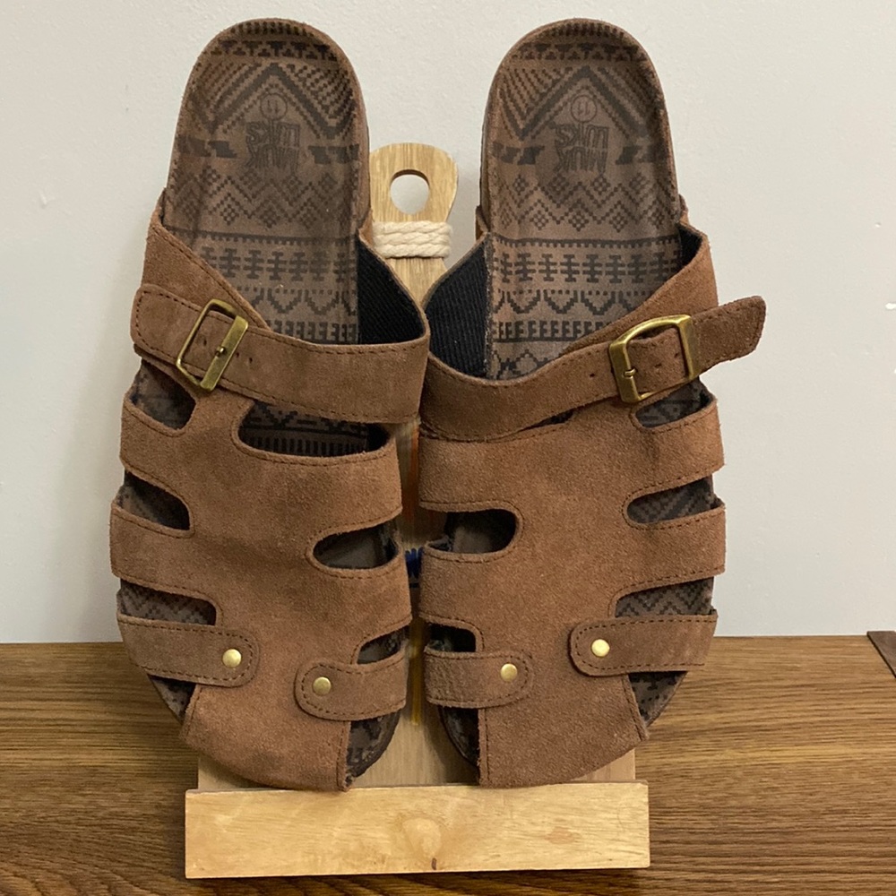 MUK LUKS Men’s suede brown summer sandals size 11
